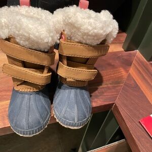 Gap size 7/8 toddler winter boots with 3M thinsulate